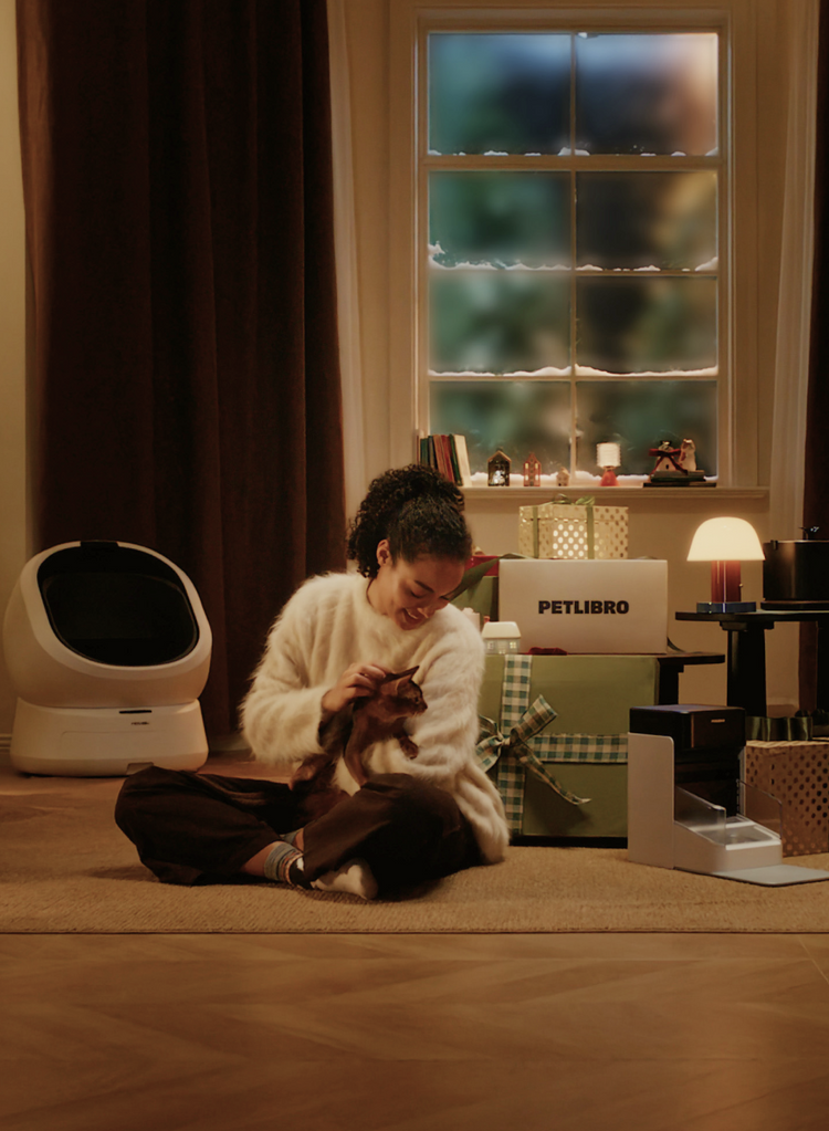 Petlibro Petlibro Luma odor control luma smart litter box, automatic self cleaning cat litter box in cozy room with owner and cat